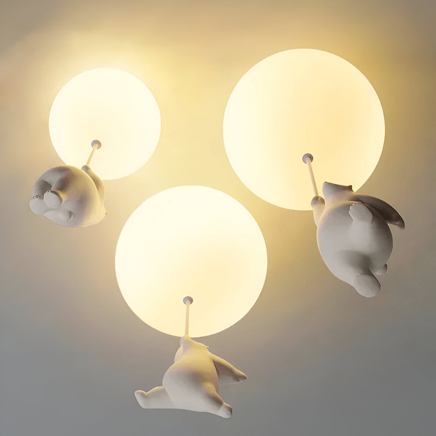 FrostBear – Ophanging die een beer en zijn ballon uitbeeldt in hars en acryl