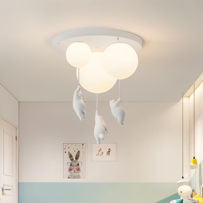 FrostBear – Ophanging die een beer en zijn ballon uitbeeldt in hars en acryl