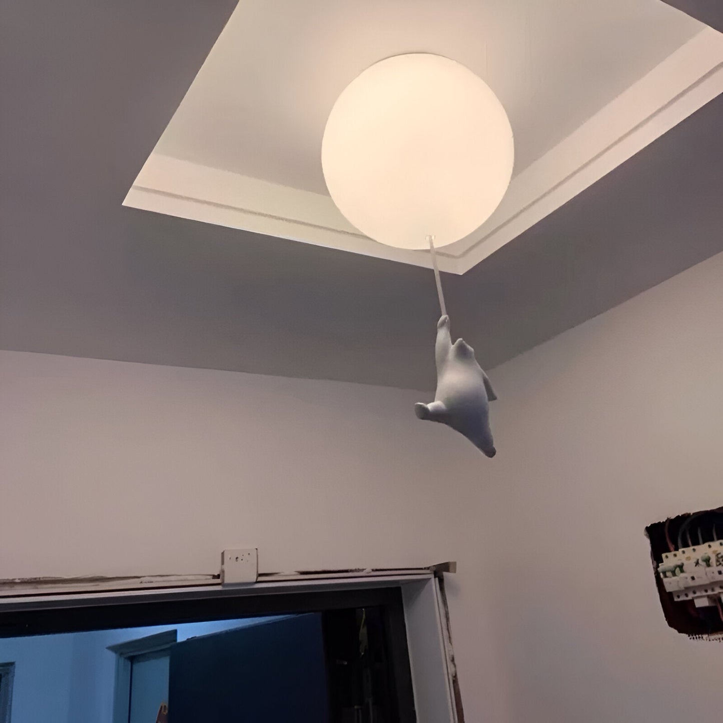 FrostBear – Ophanging die een beer en zijn ballon uitbeeldt in hars en acryl