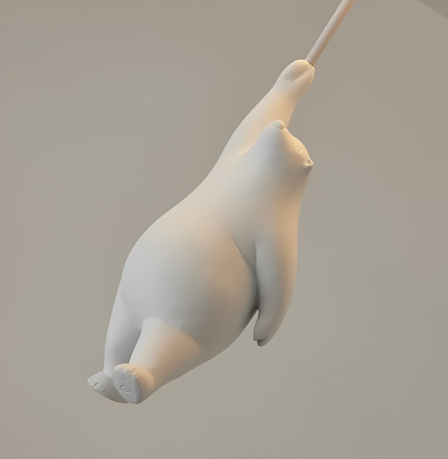 FrostBear – Ophanging die een beer en zijn ballon uitbeeldt in hars en acryl
