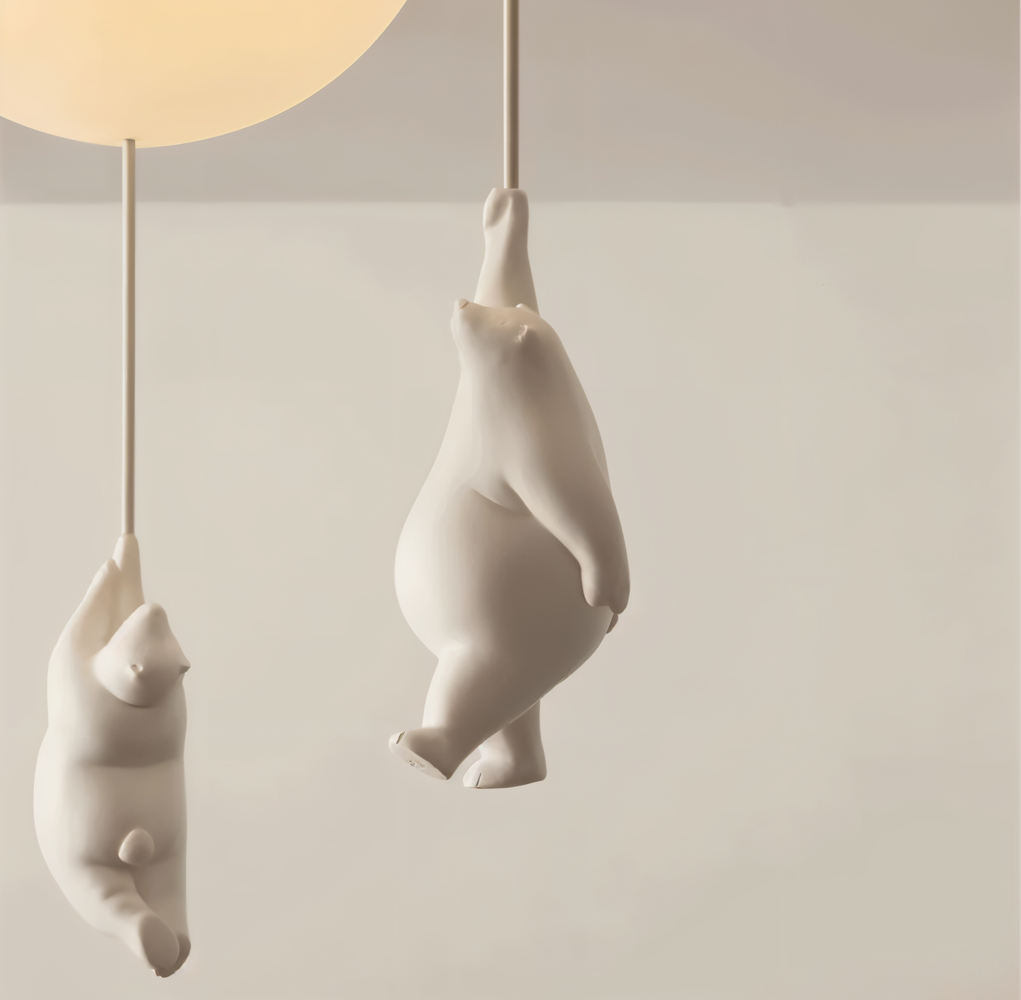 FrostBear – Ophanging die een beer en zijn ballon uitbeeldt in hars en acryl