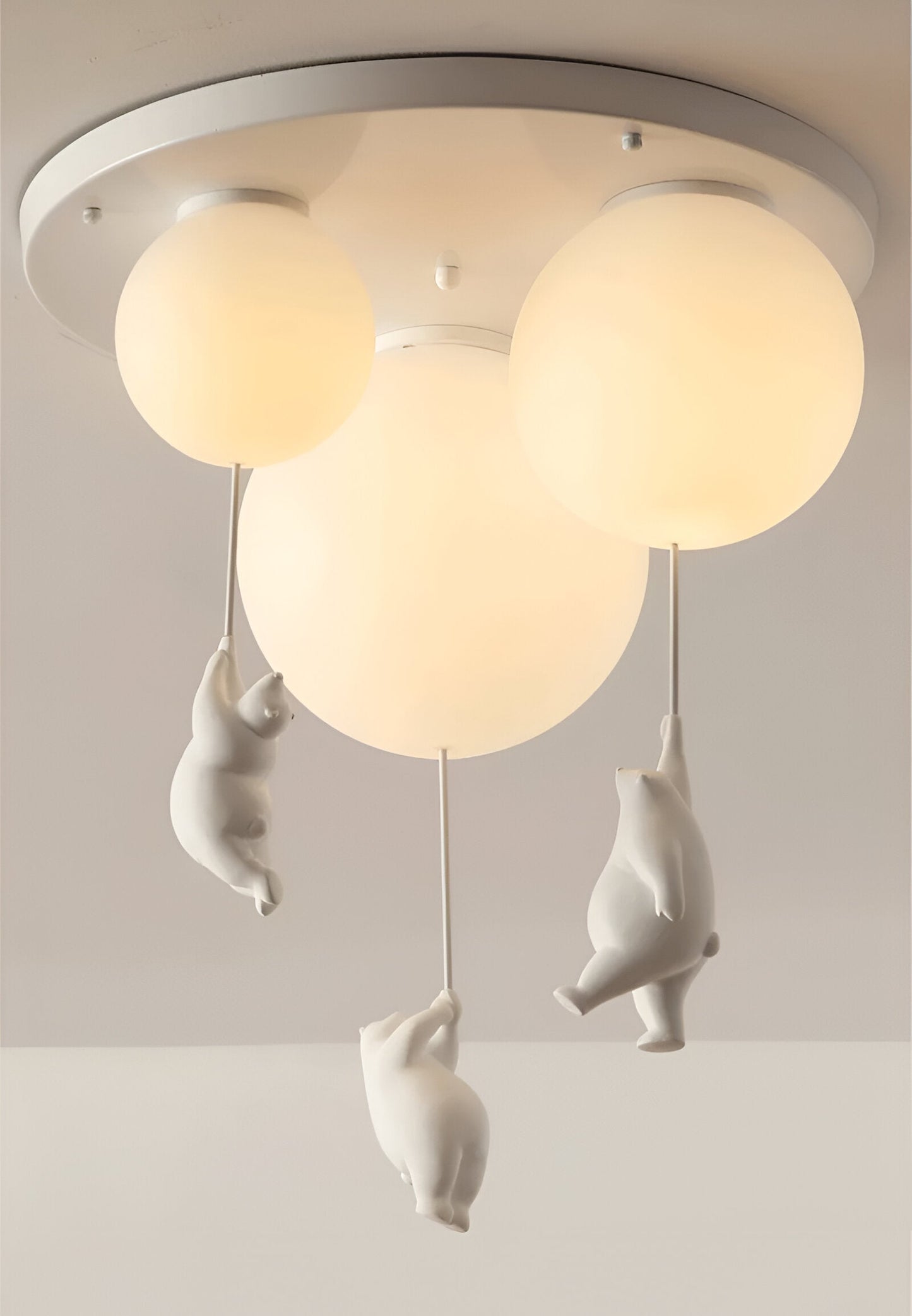FrostBear – Ophanging die een beer en zijn ballon uitbeeldt in hars en acryl