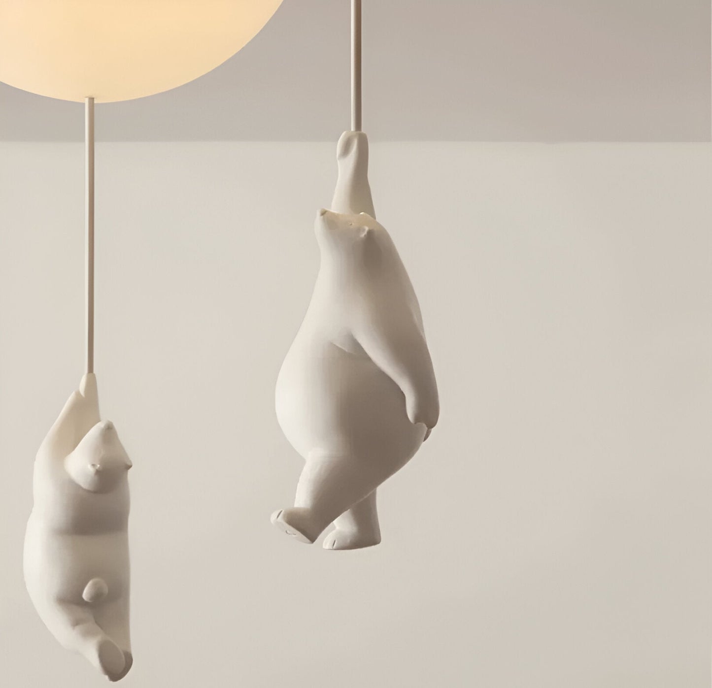 FrostBear – Ophanging die een beer en zijn ballon uitbeeldt in hars en acryl