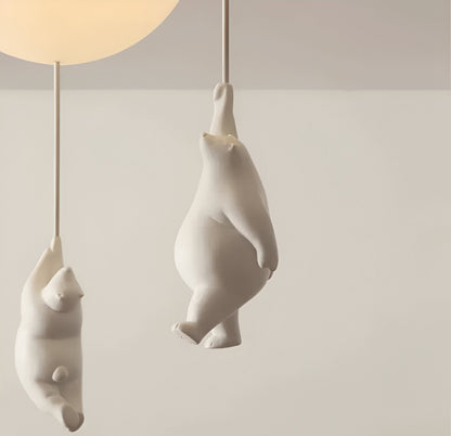FrostBear – Ophanging die een beer en zijn ballon uitbeeldt in hars en acryl