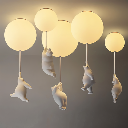 FrostBear – Ophanging die een beer en zijn ballon uitbeeldt in hars en acryl