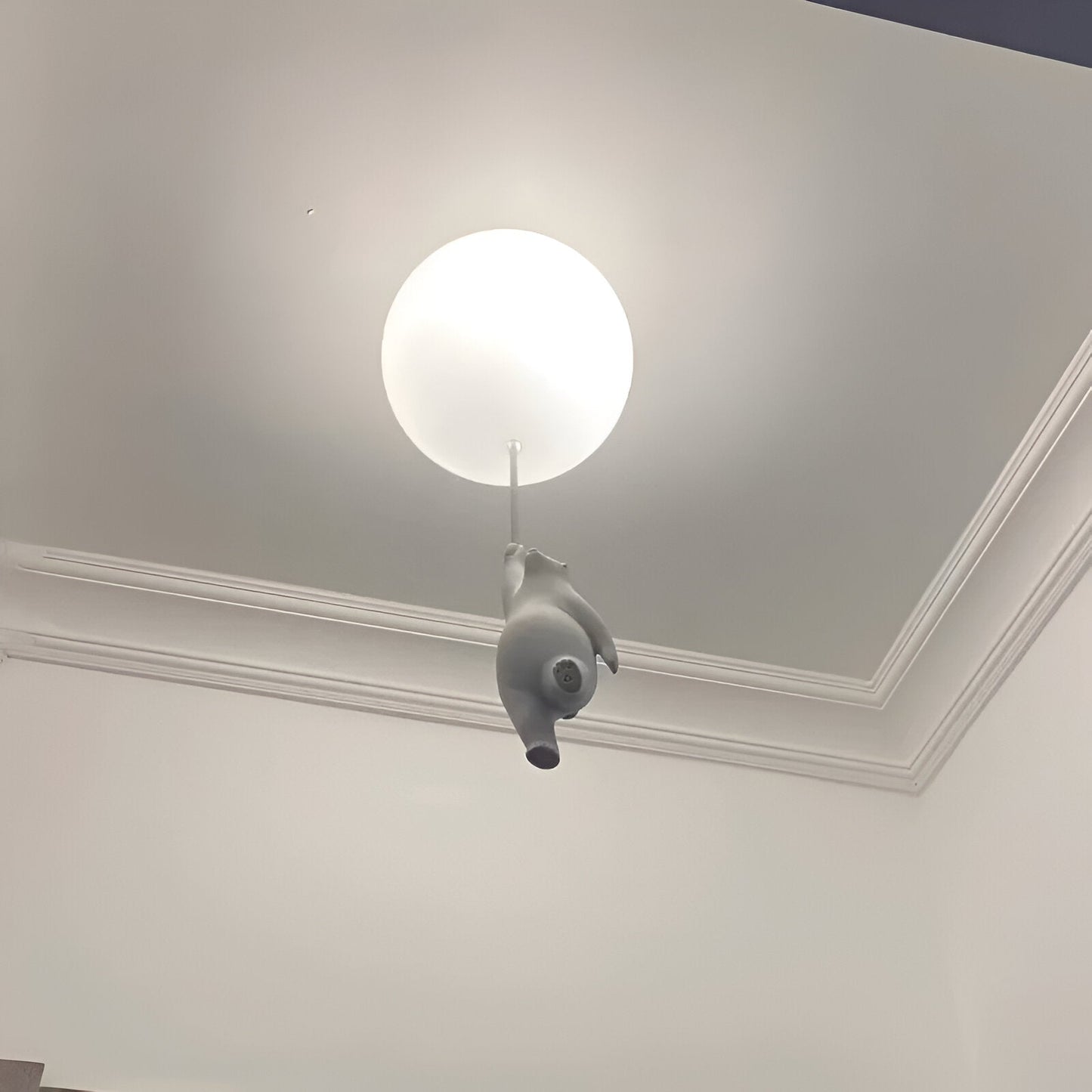FrostBear – Ophanging die een beer en zijn ballon uitbeeldt in hars en acryl