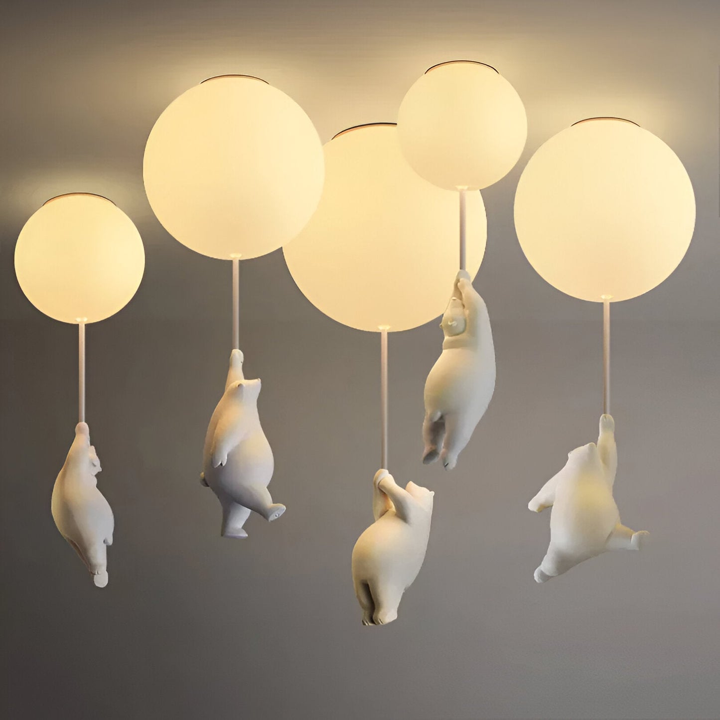 FrostBear – Ophanging die een beer en zijn ballon uitbeeldt in hars en acryl