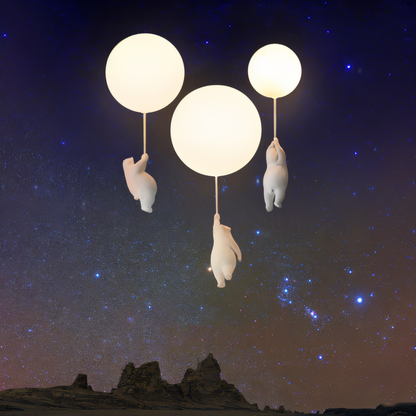 FrostBear – Ophanging die een beer en zijn ballon uitbeeldt in hars en acryl