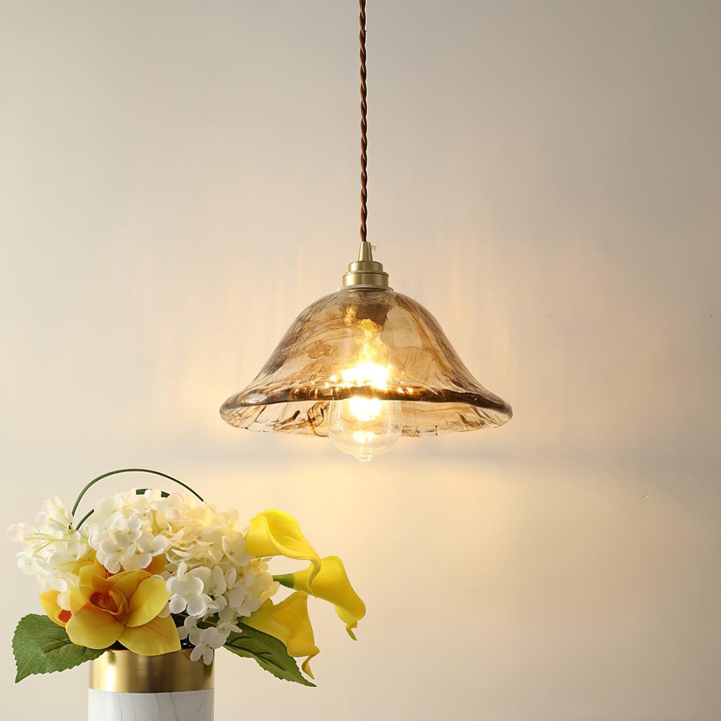 AmberHaven – Suspension Vintage en Verre Brun