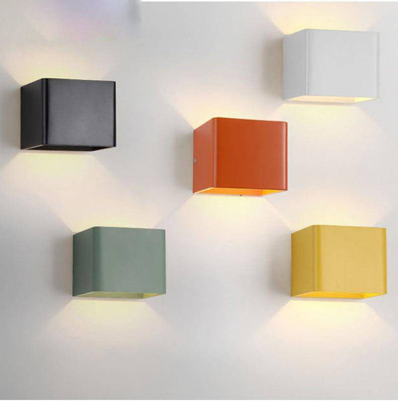 CubeChromatic – Applique murale LED moderne en cube métallisé