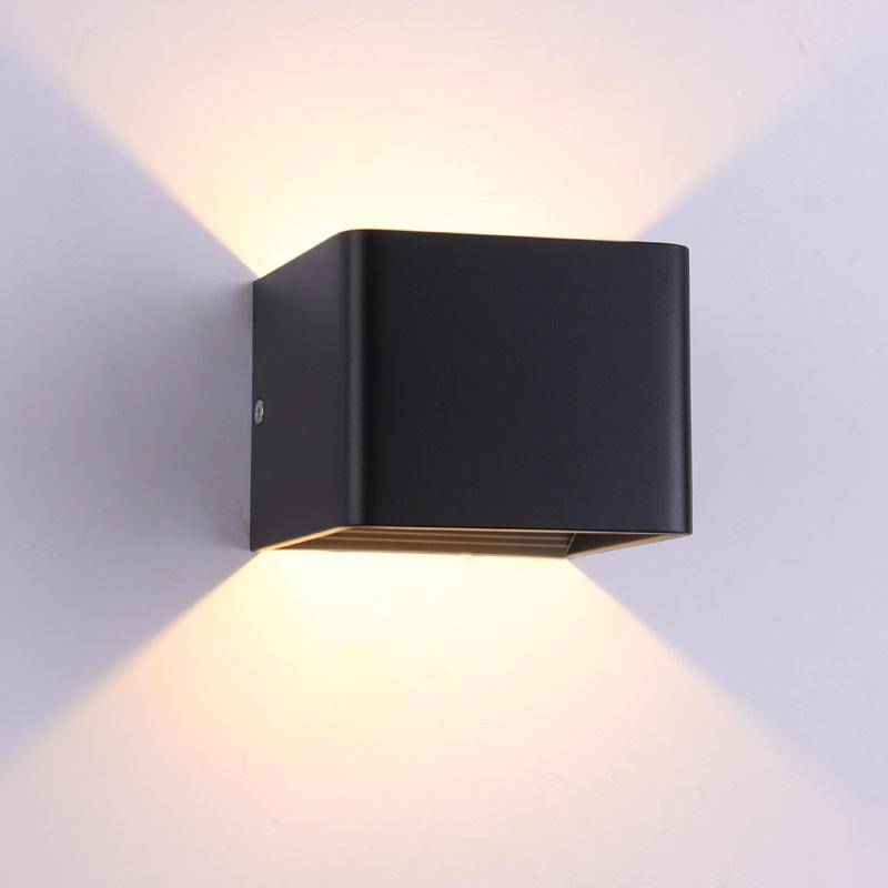 CubeChromatic – Applique murale LED moderne en cube métallisé